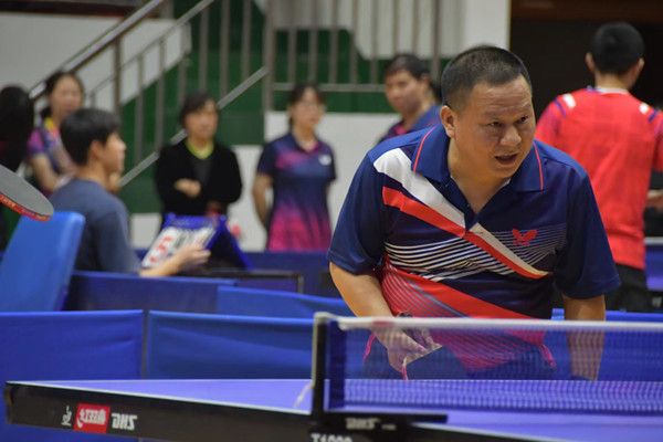 图为文学院院长肖百荣认真备战